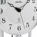 Standuhren.com 🕰️ AMS Funk-Tischuhr mit weißem Aluminium-Zifferblatt und schwarzen Zeigern in Nahaufnahme