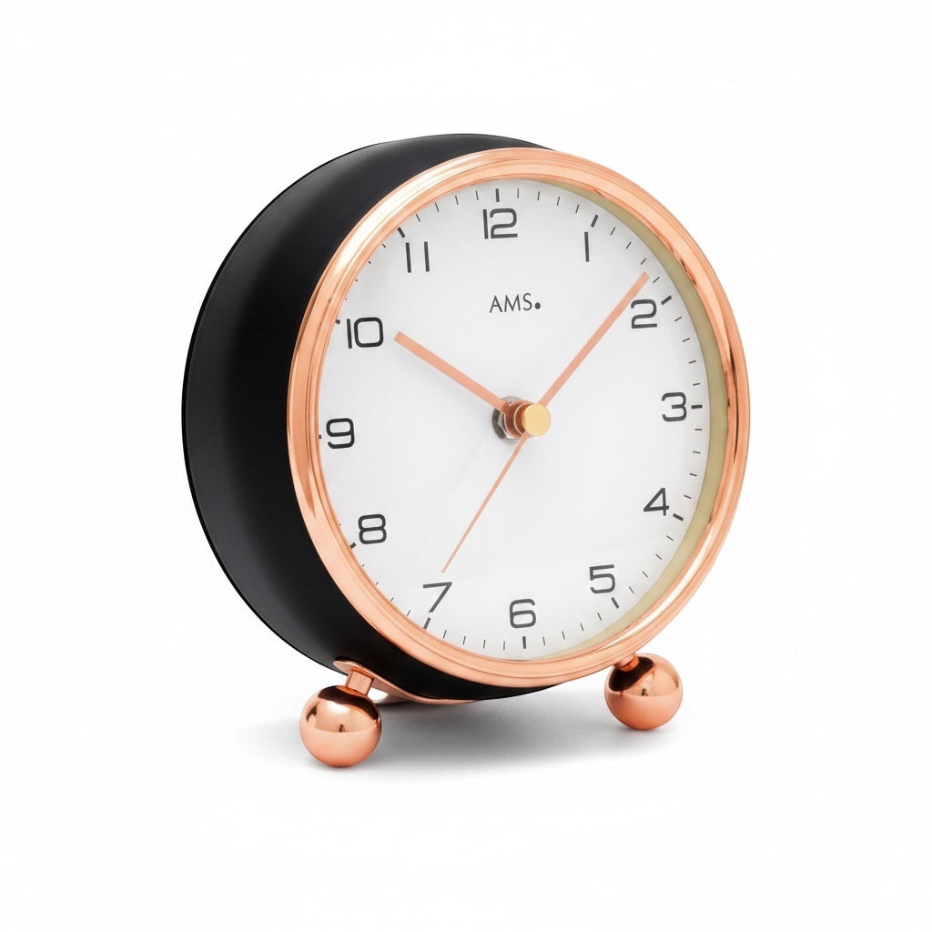 Standuhren.com 🕰️ AMS Funk-Tischuhr F5195 mit schwarzem Metallgehäuse, messingfarbenem Rand und weißem Zifferblatt