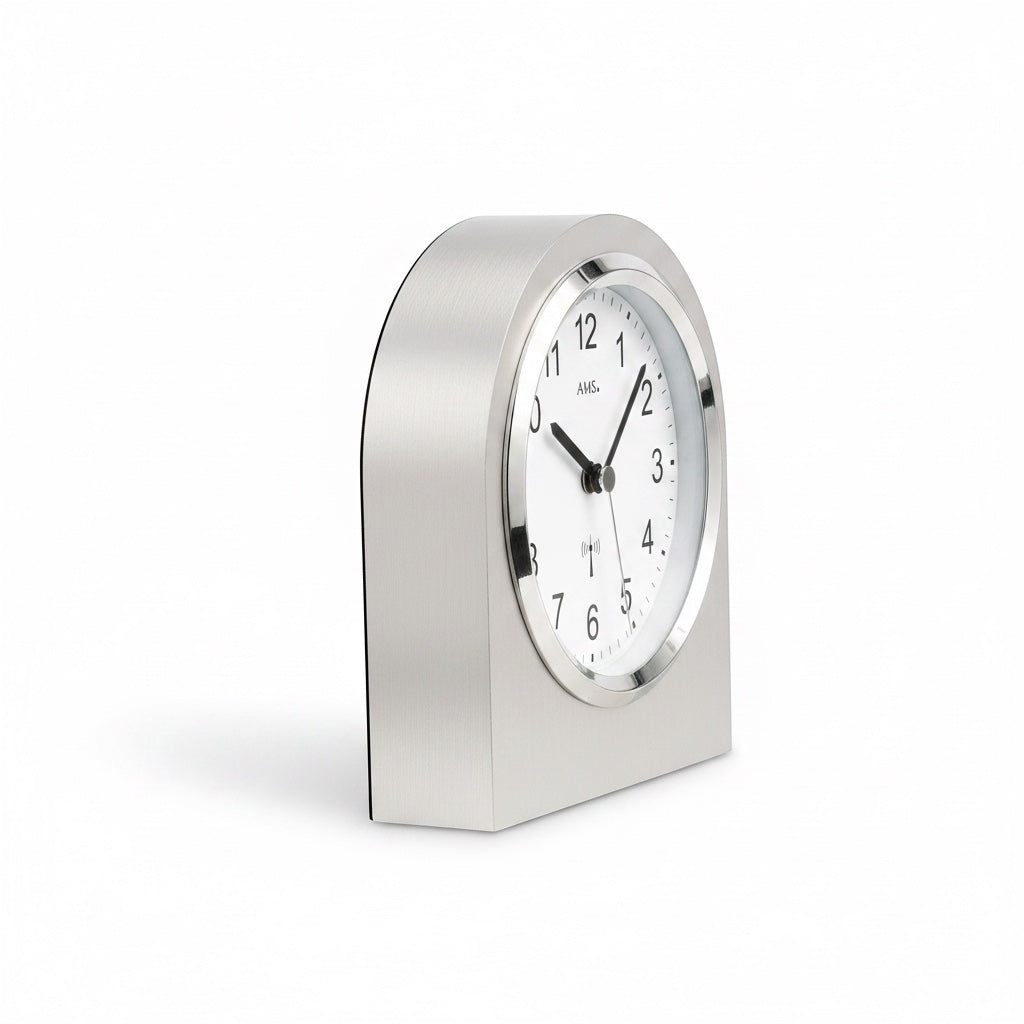Standuhren.com 🕰️ AMS Funk-Tischuhr F5198 mit silberner Aluminiumfront und weißem Zifferblatt in Seitenansicht