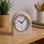 Standuhren.com 🕰️ AMS F5198 Funk-Tischuhr mit hellem Holzgehäuse, Aluminium-Frontring und Mineralglas auf einem Tisch