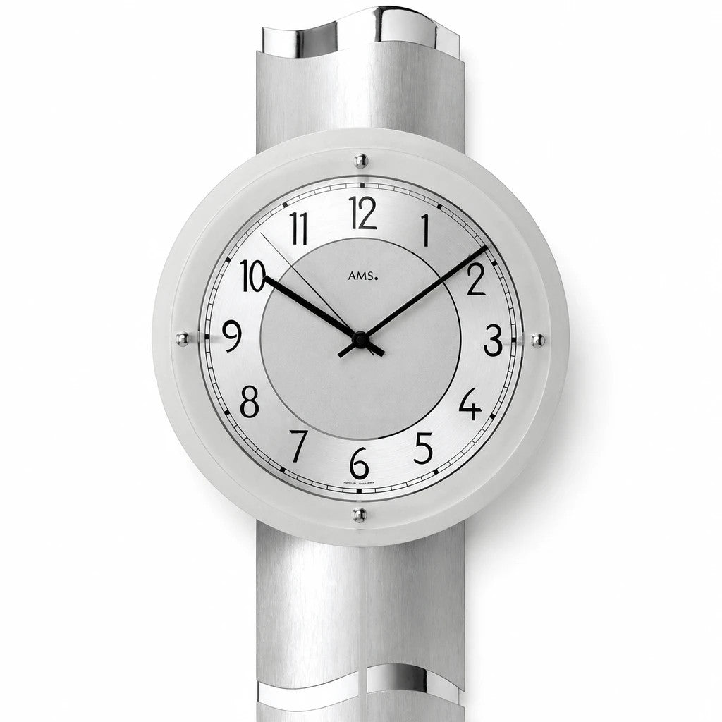Standuhren.com 🕰️ AMS F5215 Funk-Pendelwanduhr aus Aluminium und Chrom mit modernem, geschwungenem Design