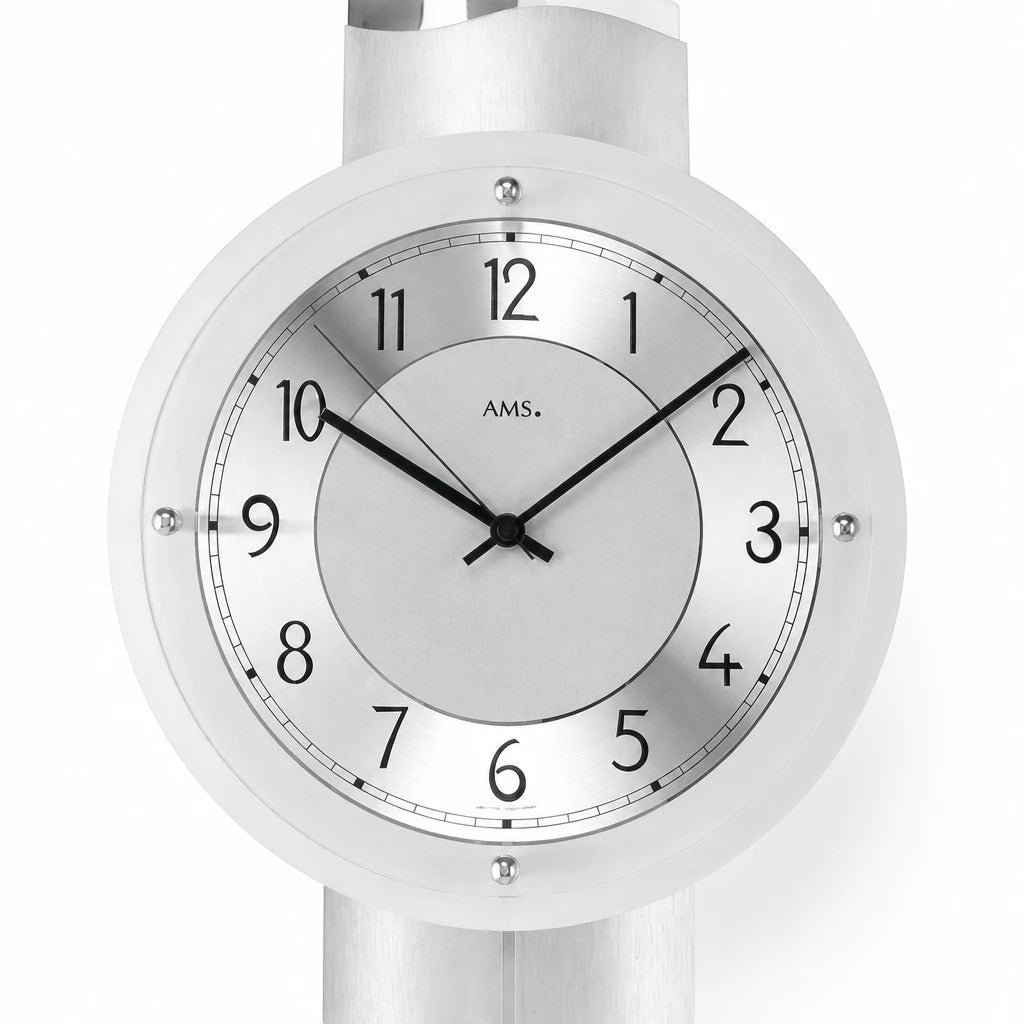 Standuhren.com 🕰️ AMS F5215 Funkwanduhr mit rundem Aluminium-Zifferblatt und elegantem Chrom-Design