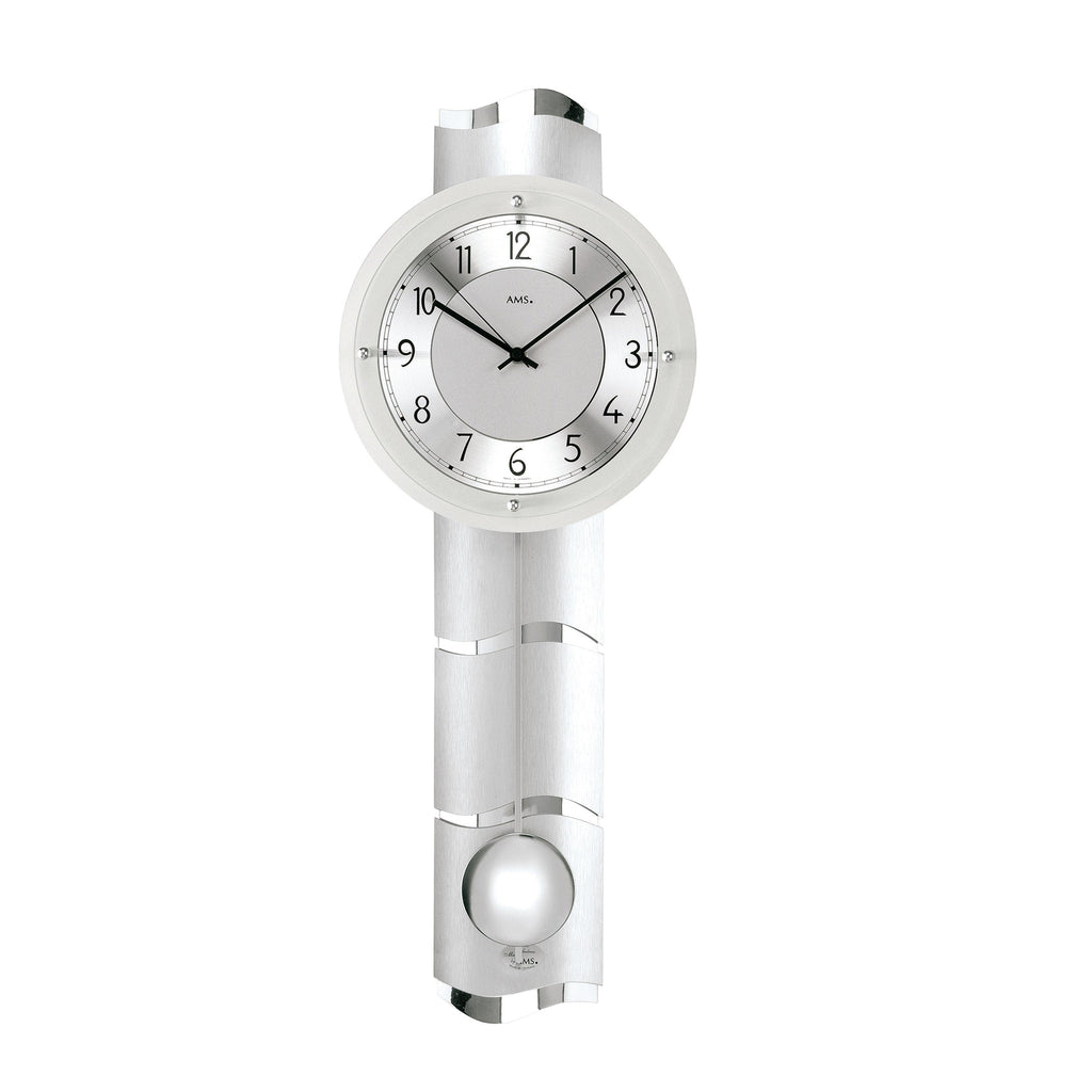 Standuhren.com 🕰️ AMS F5215 Funk-Pendelwanduhr aus Aluminium und Chrom mit geschwungener Rückwand und Mineralglas.