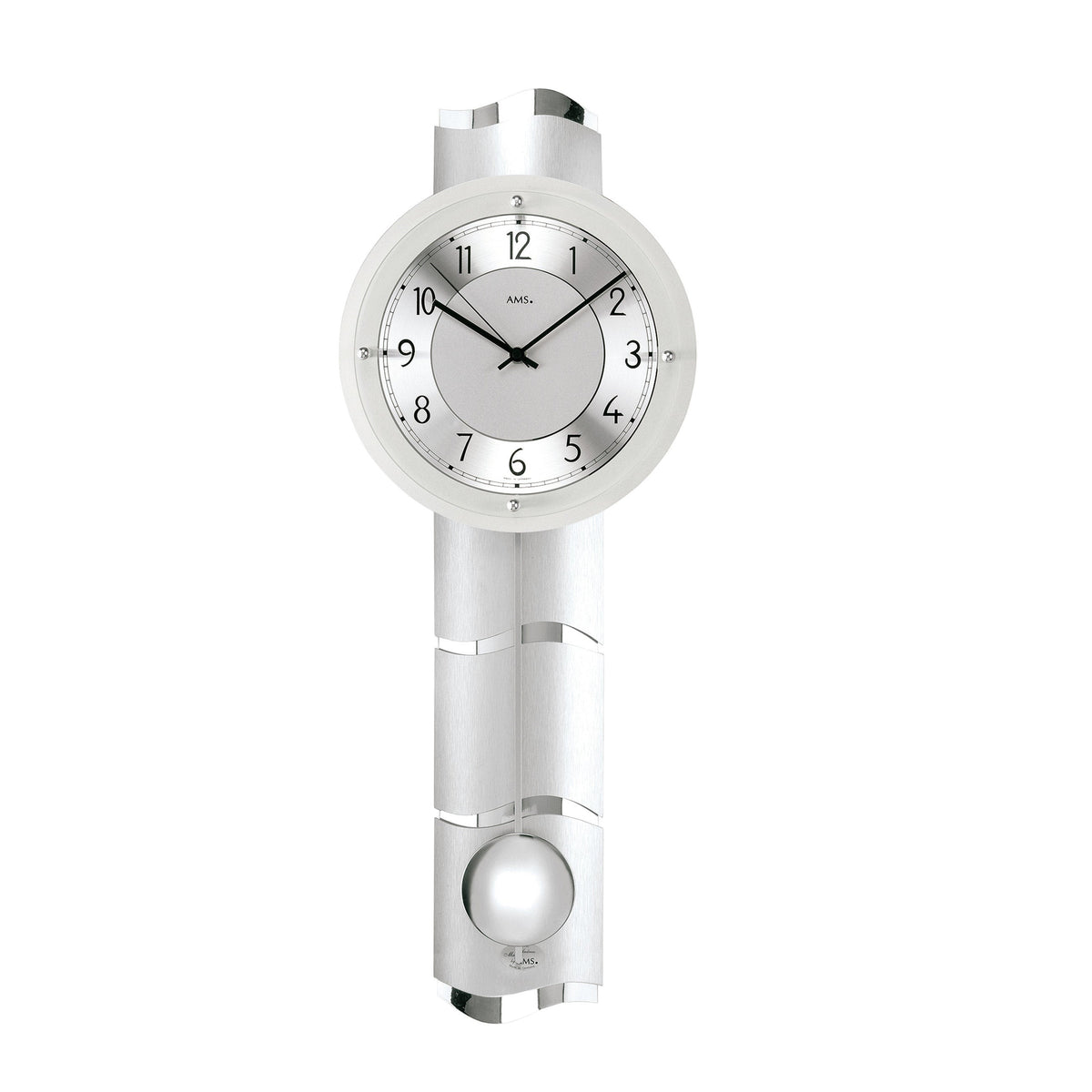 Standuhren.com 🕰️ AMS F5215 Funk-Pendelwanduhr aus Aluminium und Chrom mit geschwungener Rückwand und Mineralglas.