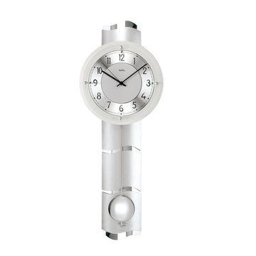 Standuhren.com 🕰️ AMS F5215 Funk-Pendelwanduhr aus Aluminium und Chrom mit geschwungener Rückwand und Mineralglas.