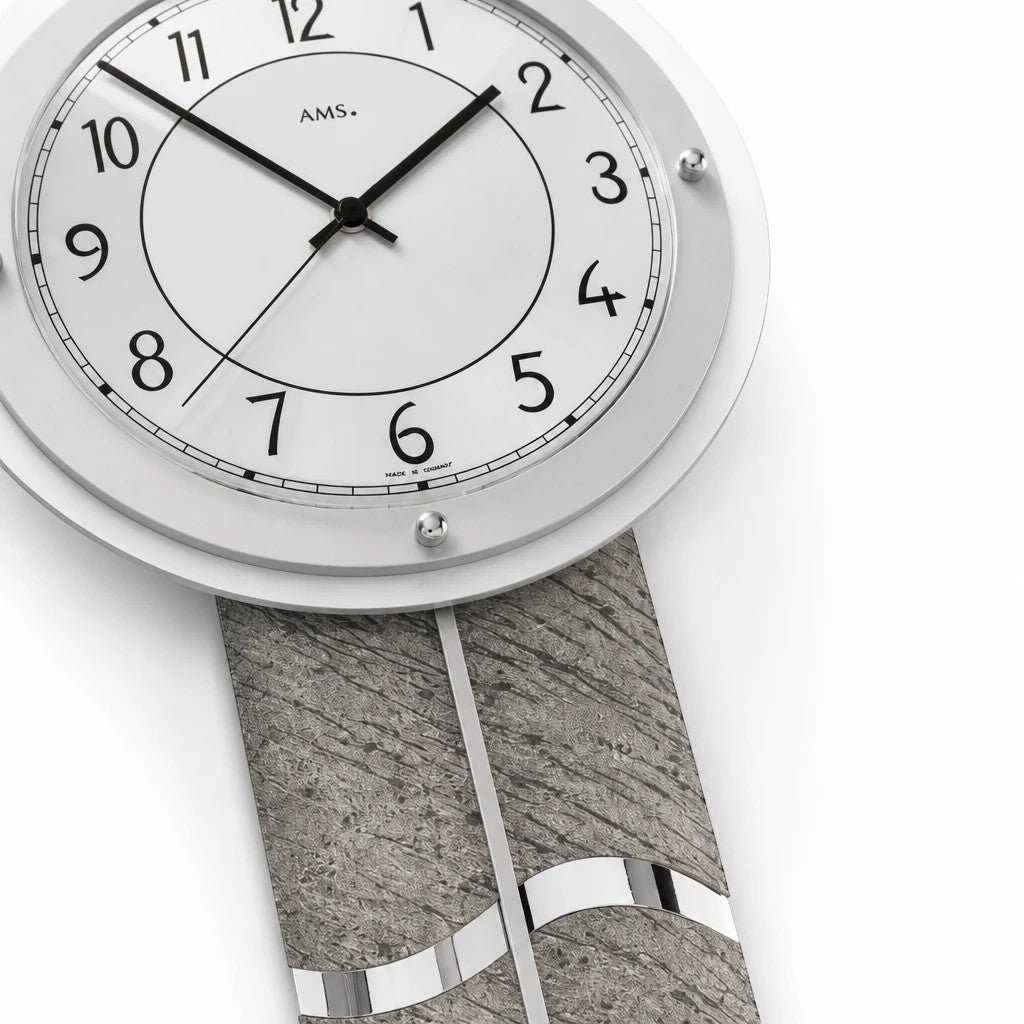 Standuhren.com 🕰️ AMS F5216 Funkwanduhr mit Pendel, Naturstein-Optik und Aluminium-Zifferblatt auf weißem Hintergrund