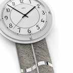 Standuhren.com 🕰️ AMS F5216 Funkwanduhr mit Pendel, Naturstein-Optik und Aluminium-Zifferblatt auf weißem Hintergrund
