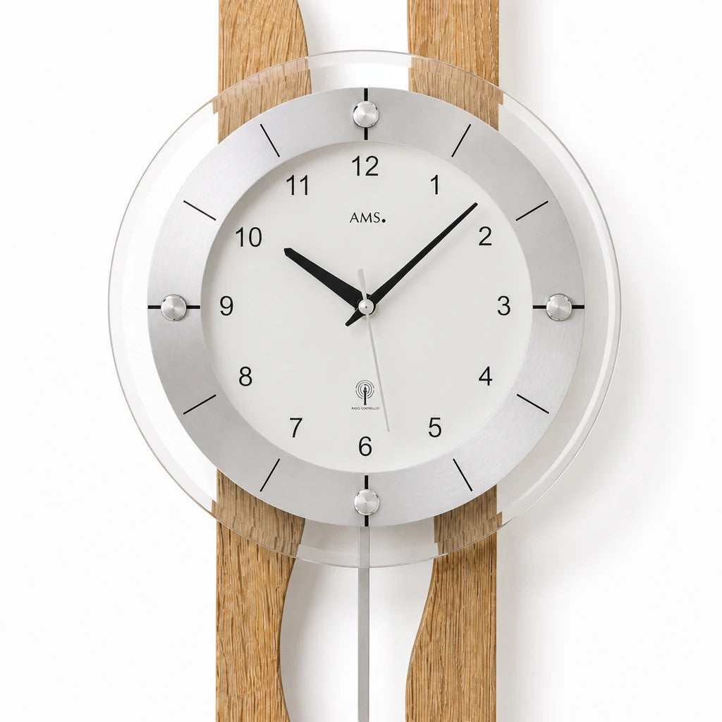 Standuhren.com 🕰️ AMS F5239 Funk-Pendelwanduhr mit eichenlackiertem Holzgehäuse, weißem Zifferblatt und Mineralglas