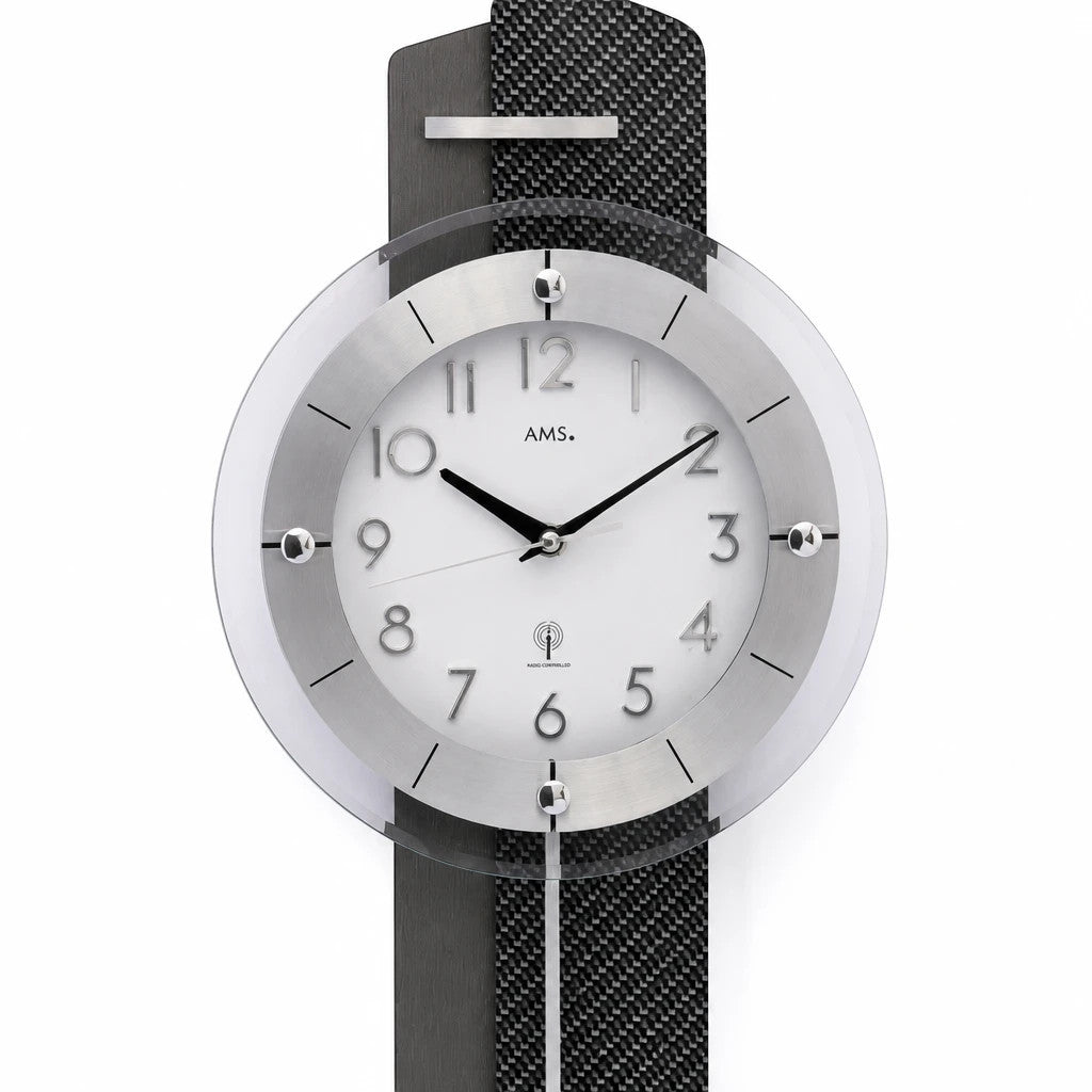 Standuhren.com 🕰️ AMS F5264 Funk-Pendelwanduhr mit Carbon-Optik, Holzrückwand und geschliffenem Aluminium-Zifferblatt