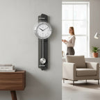 Standuhren.com 🕰️ AMS F5264 Funk-Pendelwanduhr mit Carbon-Applikation, Holzrückwand und geschliffenem Aluminium.