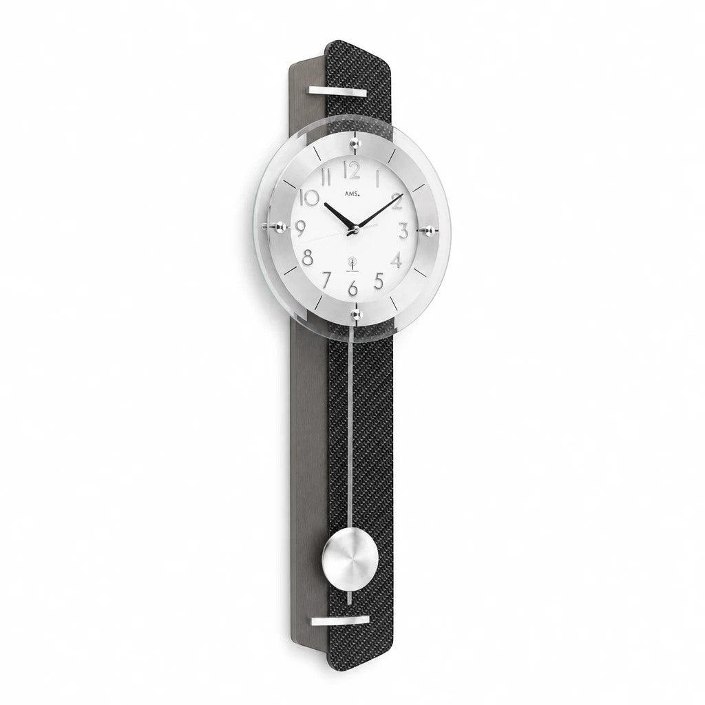 Standuhren.com 🕰️ AMS F5264 Funk-Pendelwanduhr mit Carbon-Applikation, Holzrückwand und geschliffenem Aluminium.