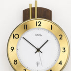 Standuhren.com 🕰️ AMS Funkwanduhr mit Nussbaum-Holzrückwand, goldenem Aluminium-Zifferblatt und elegantem Design.