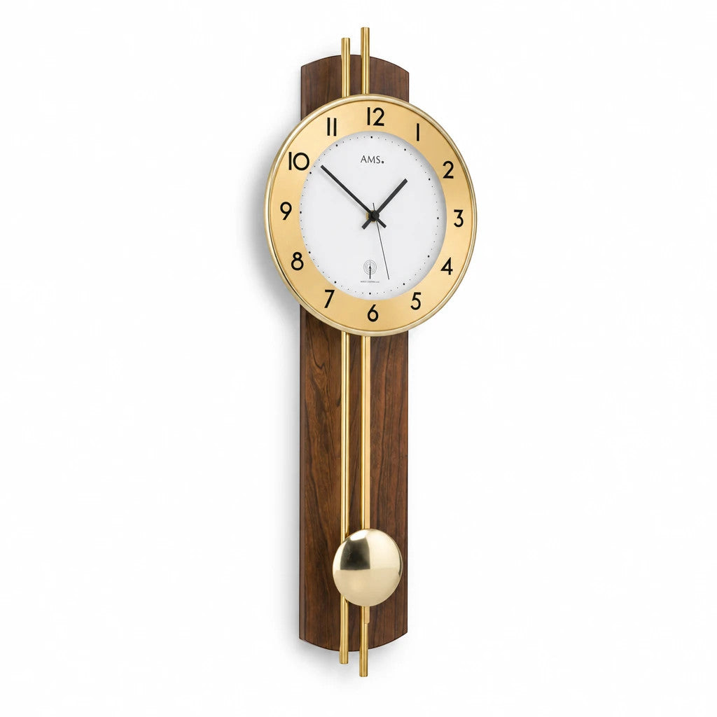 Standuhren.com 🕰️ AMS Funk-Pendelwanduhr mit Nussbaum-Holzrückwand, goldenem Aluminium-Zifferblatt und Pendel.