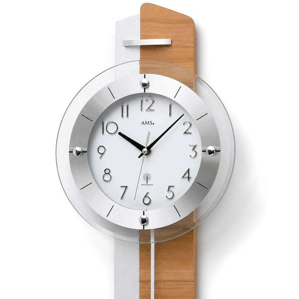 Standuhren.com 🕰️ AMS Funk-Pendelwanduhr aus Kernbuche und Aluminium mit weißem Zifferblatt und Mineralglas