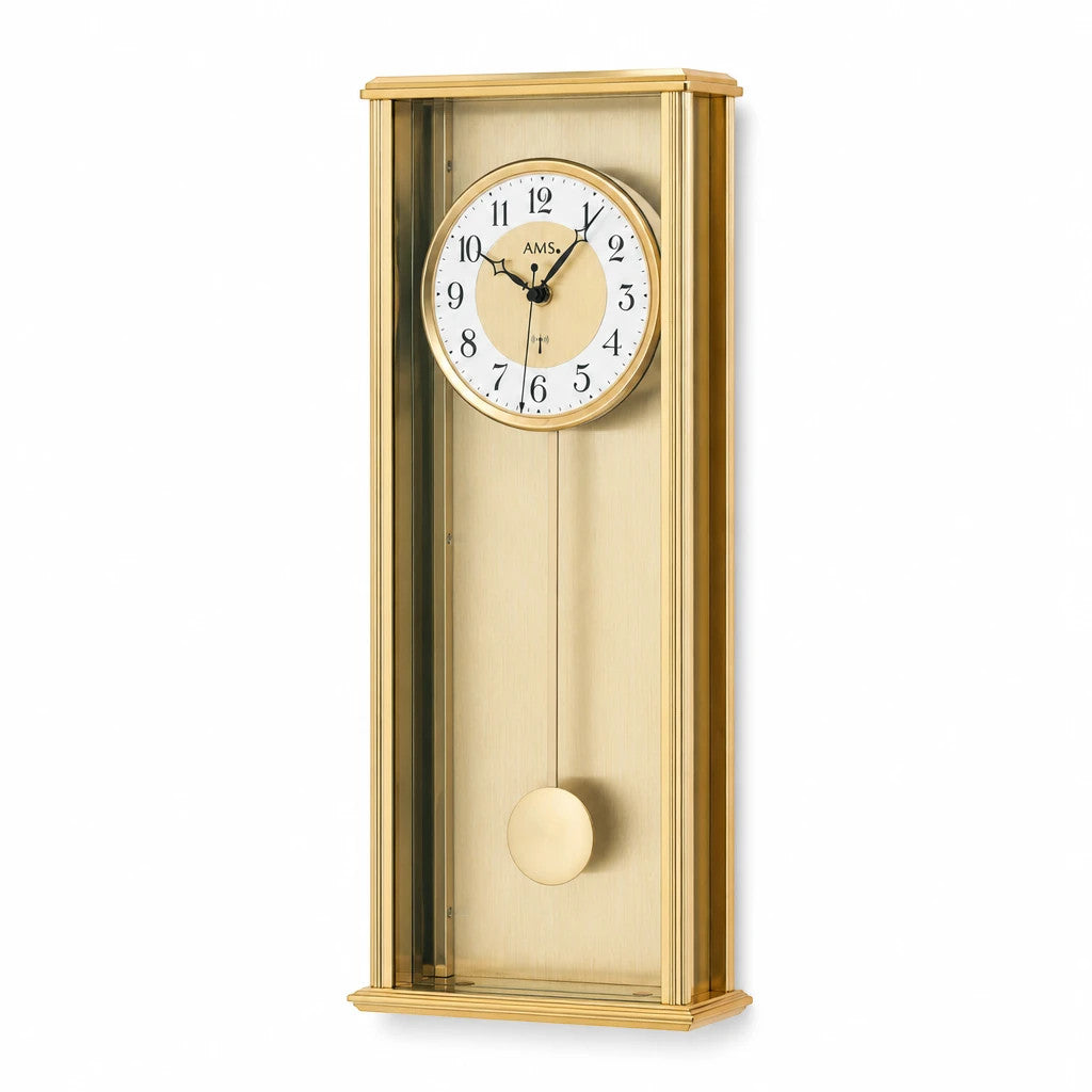 Standuhren.com 🕰️ AMS F5281 Funkwanduhr mit goldenem Metallgehäuse, Pendel und weißem Zifferblatt unter Mineralglas.