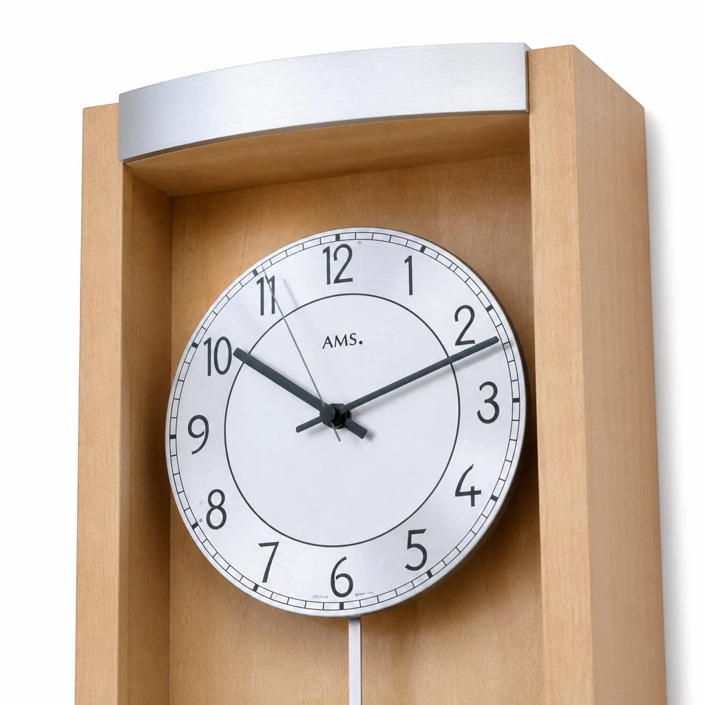 Standuhren.com 🕰️ AMS Pendel-Funkwanduhr aus hellem Buchenholz mit Aluminium-Zifferblatt und moderner Applikation