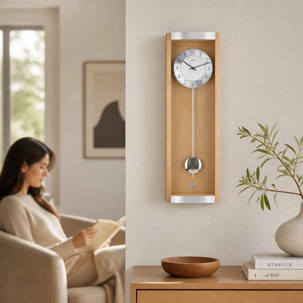 Standuhren.com 🕰️ AMS Pendel-Funkwanduhr aus hellem Buchenholz mit Aluminium-Zifferblatt und Pendel in modernem Wohnraum