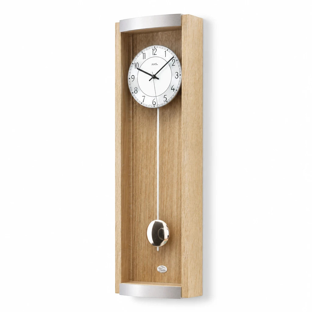 Standuhren.com 🕰️ AMS F5285 Funkwanduhr aus Eichenholz mit Aluminium-Elementen, Pendel und weißem Zifferblatt.
