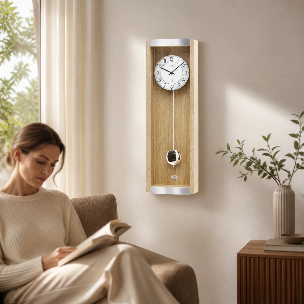 Standuhren.com 🕰️ AMS Funkwanduhr aus Eichenholz mit Pendel und Aluminium-Akzenten in einem hellen Wohnzimmer