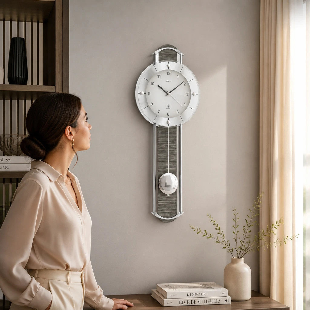 Standuhren.com 🕰️ AMS F5304 Pendel-Funkwanduhr mit Metallstäben und Holzeinlage in modernem Wohnraum