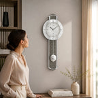 Standuhren.com 🕰️ AMS F5304 Pendel-Funkwanduhr mit Metallstäben und Holzeinlage in modernem Wohnraum