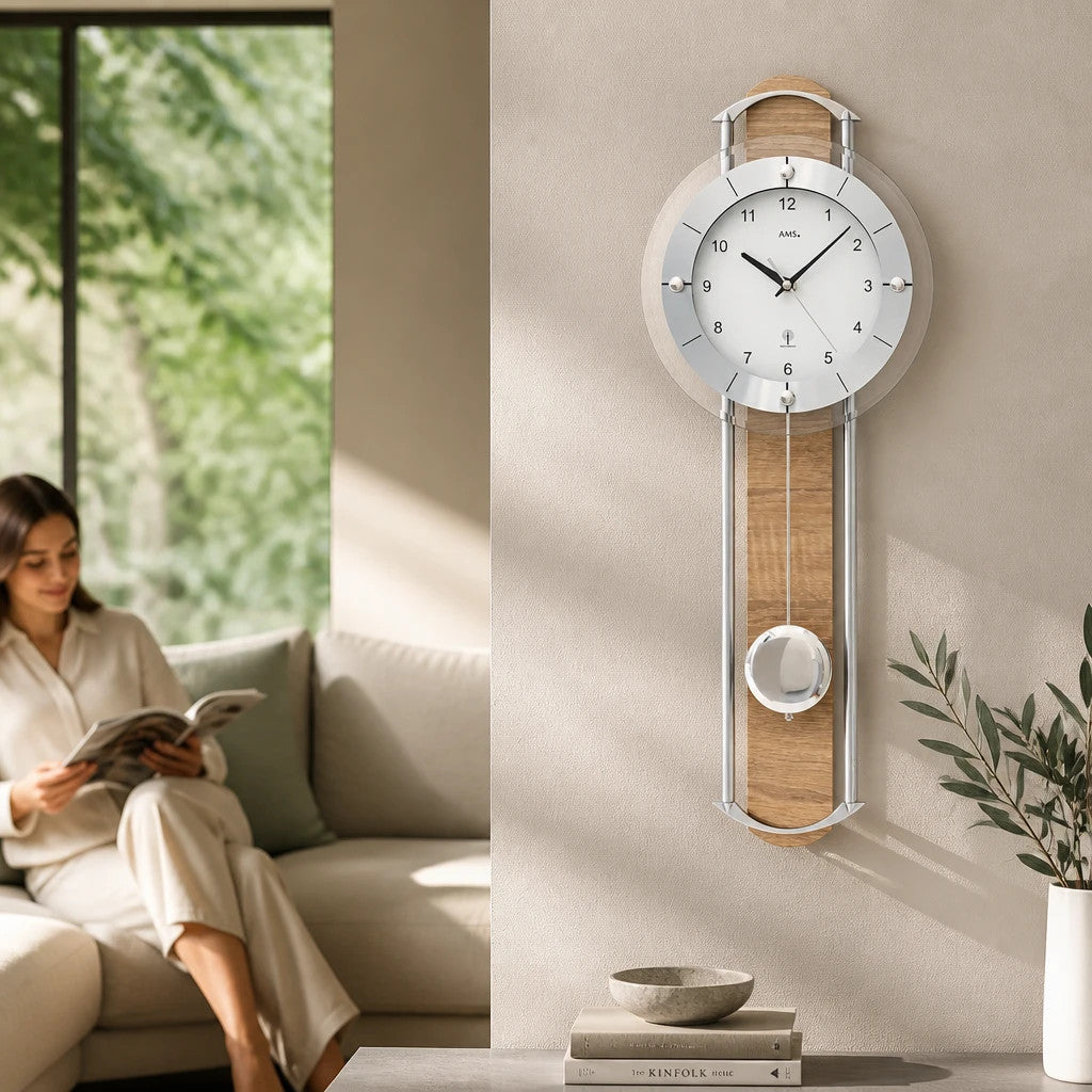 Standuhren.com 🕰️ AMS F5305 Funk-Pendelwanduhr mit Sonoma-Holz, Metallstäben und Mineralglas in modernem Wohnzimmer