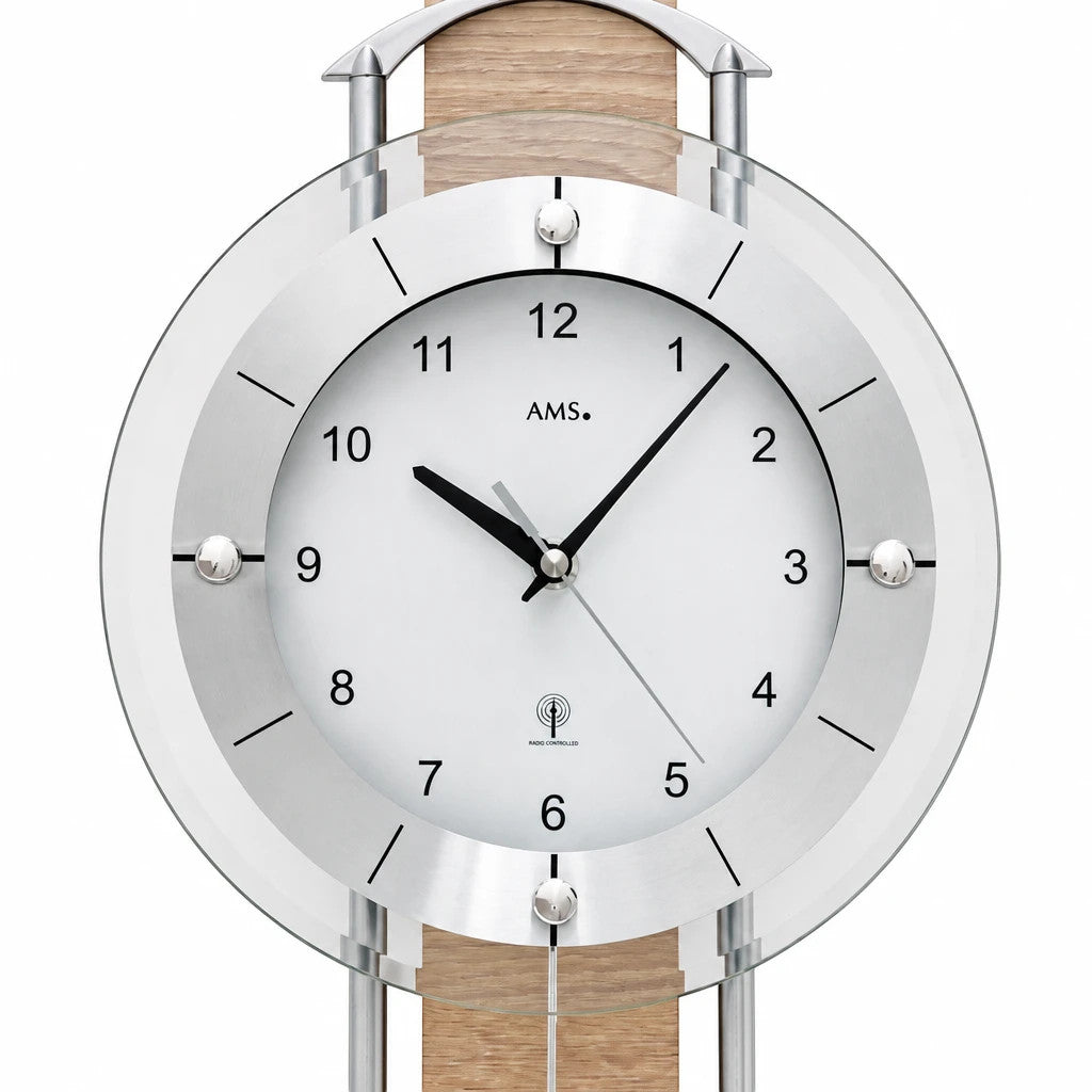 Standuhren.com 🕰️ AMS F5305 Funkwanduhr mit Pendel, Sonoma-Holzeinlage, Metallstäben und weißem Zifferblatt hinter Glas.
