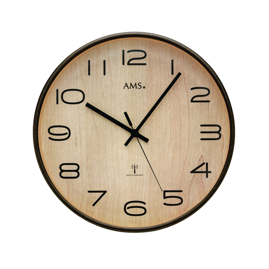 Standuhren.com 🕰️ AMS F5502 Funkwanduhr mit hellem Holz-Zifferblatt und anthrazitfarbenem Holzrahmen