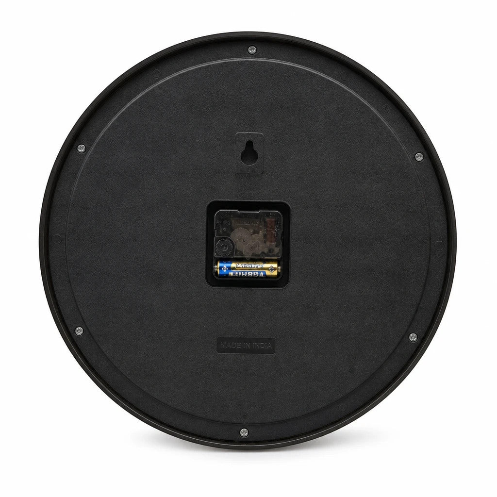 Rückseite der Standuhren.com 🕰️ AMS F5502 Funkwanduhr mit schwarzem Kunststoffgehäuse und Batteriefach