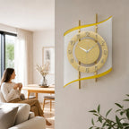Standuhren.com 🕰️ AMS F5505 Funkwanduhr mit goldlackiertem Metallgehäuse und geschwungenem Mineralglas im Wohnzimmer