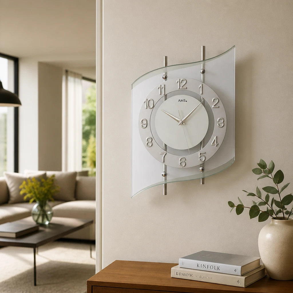 Standuhren.com 🕰️ AMS F5506 Funkwanduhr mit silberlackiertem Metallgehäuse und geschwungenem Mineralglas an einer Wand