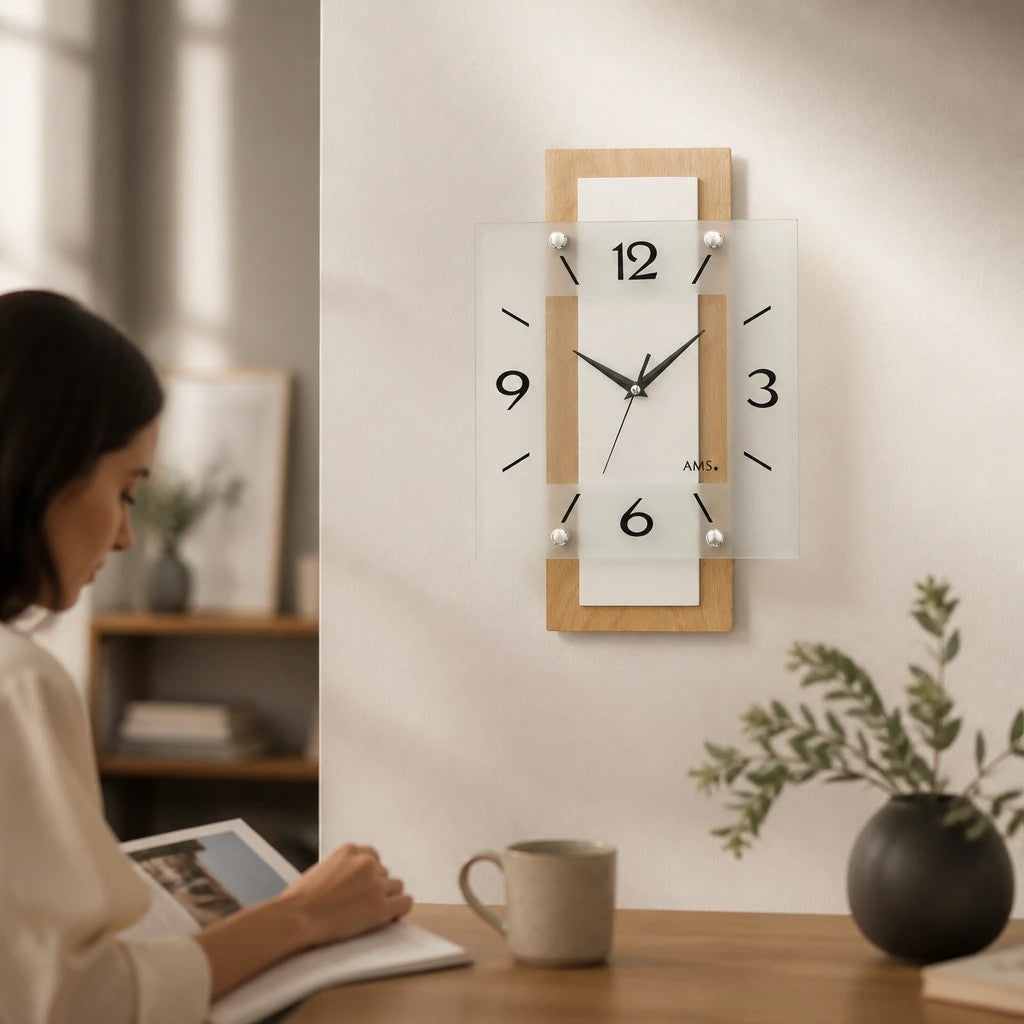 Standuhren.com 🕰️ AMS F5507 Funkwanduhr aus hellem Buchenholz mit modernem Glaszifferblatt in einem Wohnraum