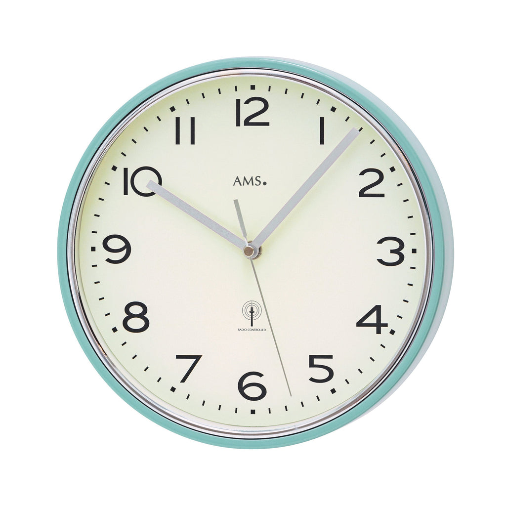 Standuhren.com 🕰️ AMS Funkwanduhr F5508 mit hellblauem Metallgehäuse, silbernem Zierring und weißem Zifferblatt