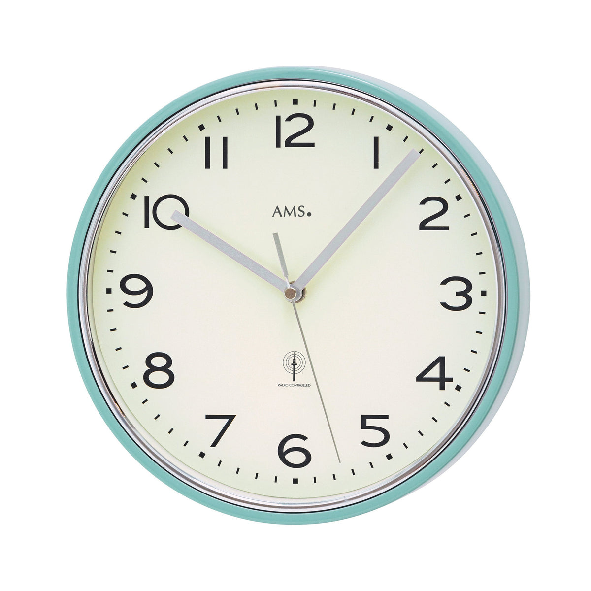 Standuhren.com 🕰️ AMS Funkwanduhr F5508 mit hellblauem Metallgehäuse, silbernem Zierring und weißem Zifferblatt