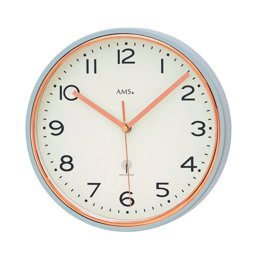 Standuhren.com 🕰️ AMS F5509 Funkwanduhr mit hellem Zifferblatt, Metallgehäuse und elegantem goldenen Zierring