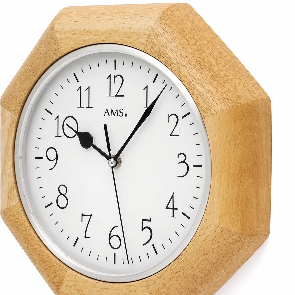 Standuhren.com 🕰️ AMS Funkwanduhr mit achteckigem Gehäuse aus hellem Buchen-Massivholz und weißem Zifferblatt