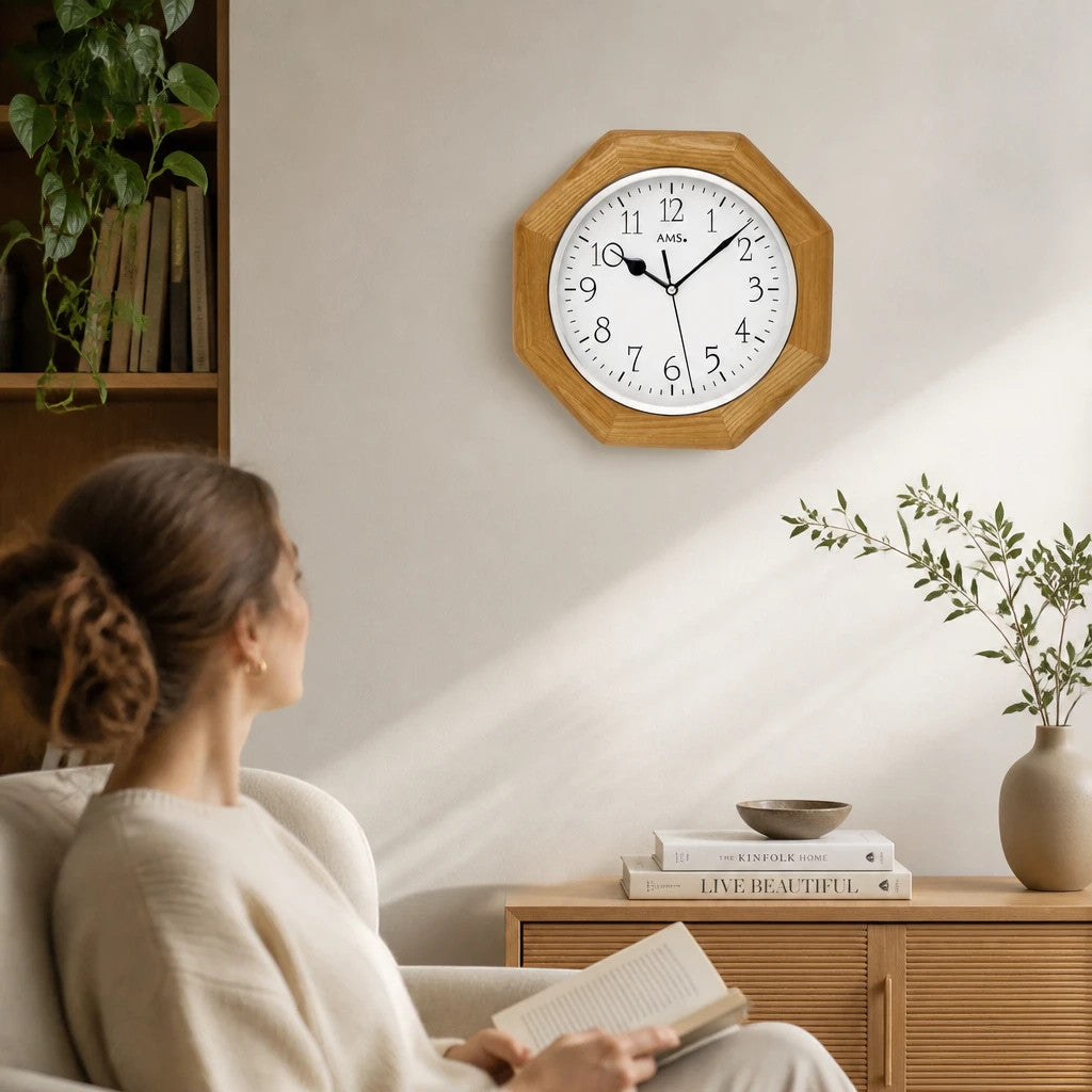 Standuhren.com 🕰️ AMS F5512 achteckige Funkwanduhr aus hellem Eichen-Massivholz mit weißem Zifferblatt im Wohnzimmer