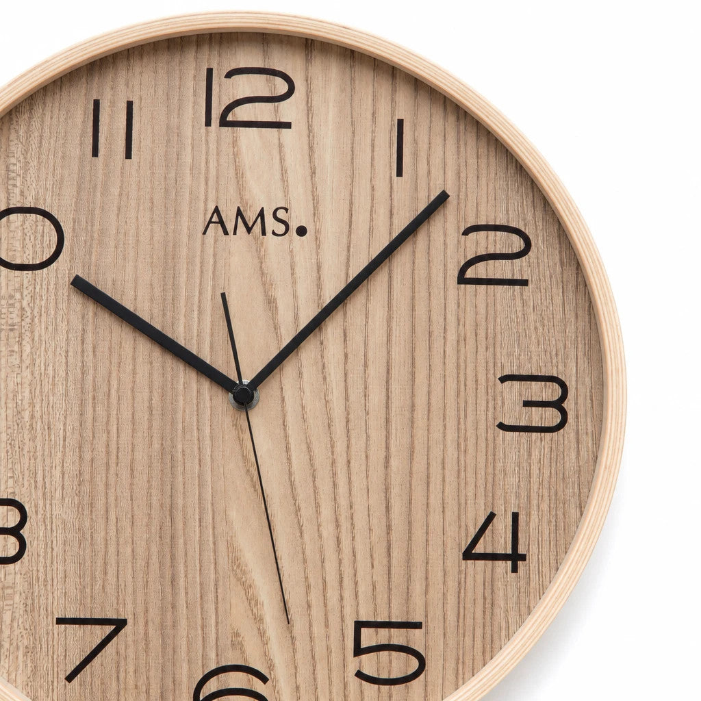 Standuhren.com 🕰️ AMS F5514 Funkwanduhr mit hellem Holzgehäuse, Mineralglas und schwarzen Ziffern im Detail