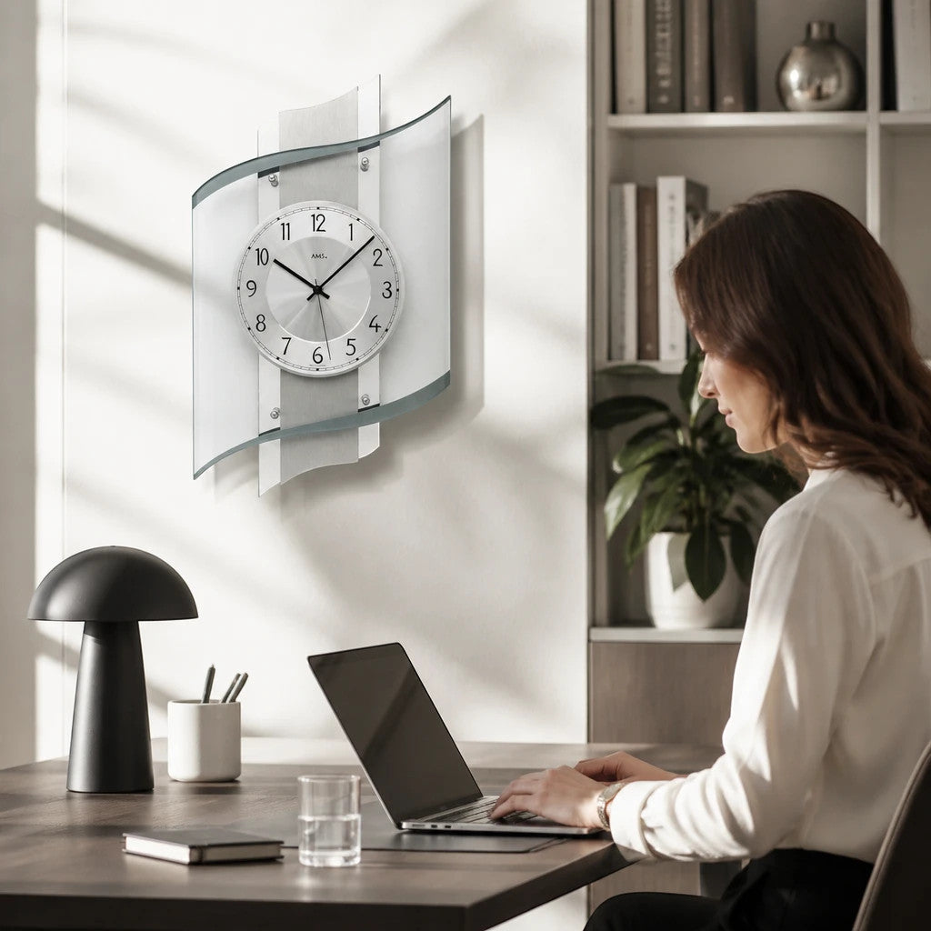 Standuhren.com 🕰️ AMS F5516 Funkwanduhr mit Holzgehäuse, Aluminium-Zifferblatt und Mineralglas in modernem Büro