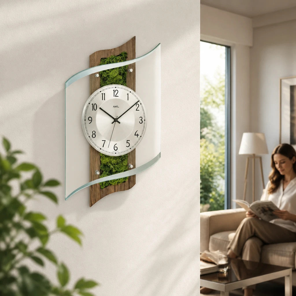 Standuhren.com 🕰️ AMS Funkwanduhr mit Nussbaumholz, echtem Moos und facettiertem Mineralglas in modernem Wohnzimmer