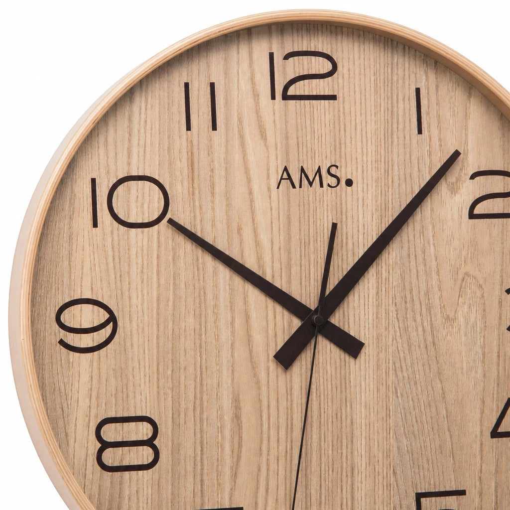 Standuhren.com 🕰️ AMS F5522 Funkwanduhr mit hellem Holzgehäuse, bedrucktem Zifferblatt und Mineralglasabdeckung.
