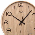 Standuhren.com 🕰️ AMS F5522 Funkwanduhr mit hellem Holzgehäuse, bedrucktem Zifferblatt und Mineralglasabdeckung.