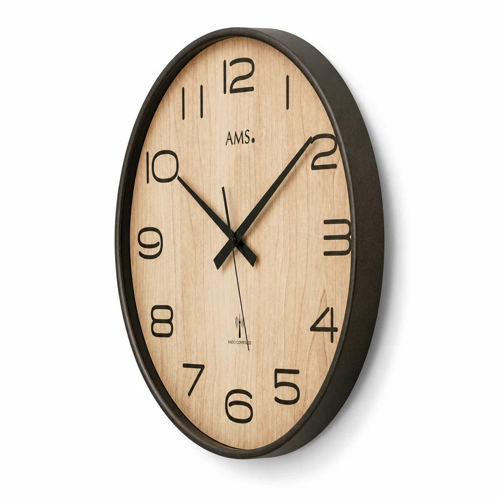 Standuhren.com 🕰️ AMS Funkwanduhr mit anthrazitfarbenem Holzgehäuse und hellem Zifferblatt in moderner Optik