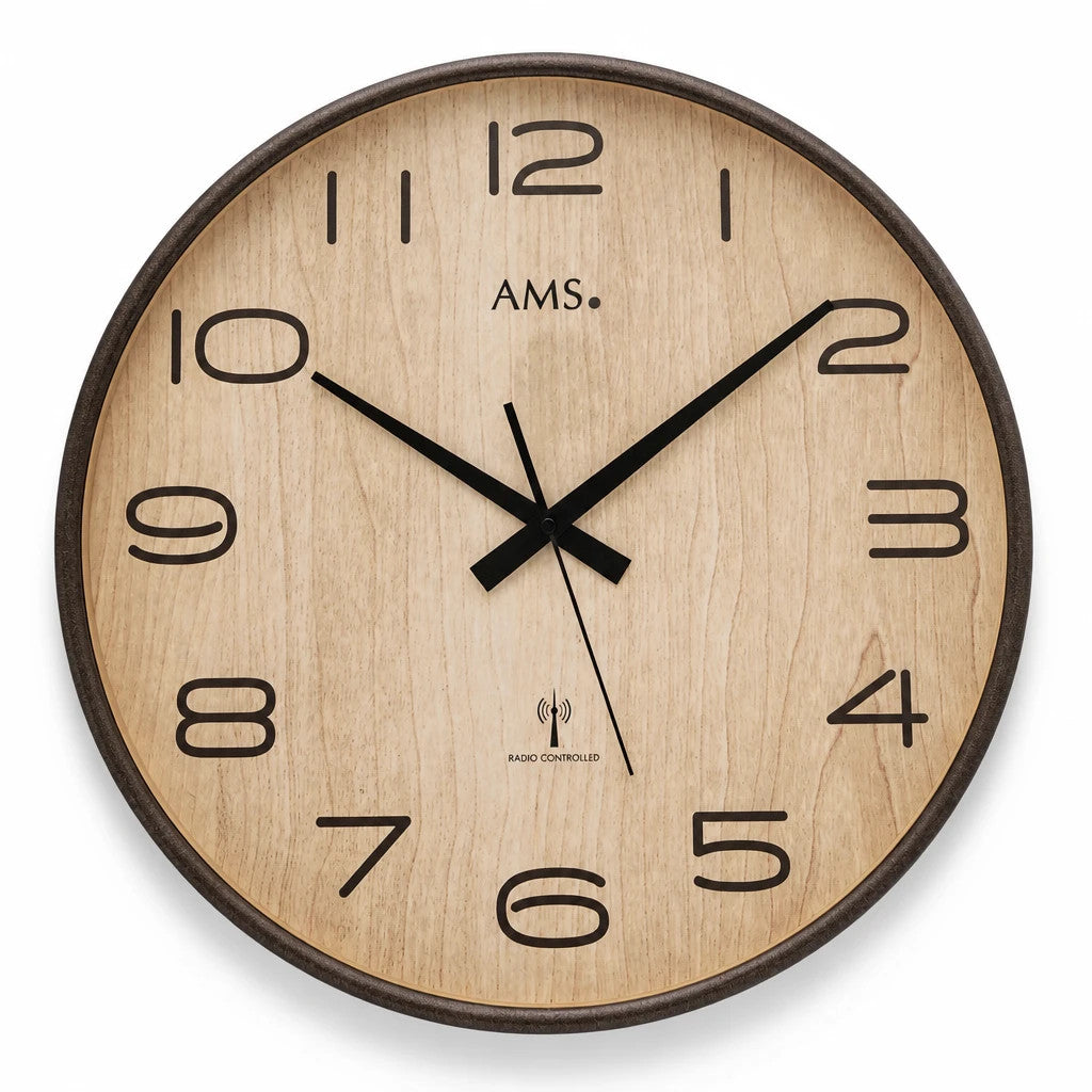 Standuhren.com 🕰️ AMS Funkwanduhr mit hellem Holz-Zifferblatt und anthrazitfarbenem Holzrahmen im modernen Design