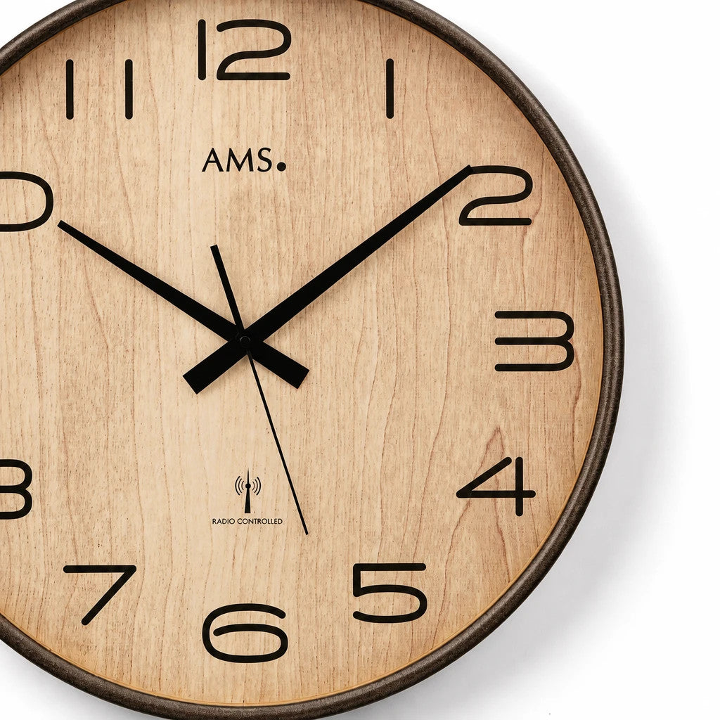 Standuhren.com 🕰️ AMS F5523 Funkwanduhr mit hellem Holz-Zifferblatt und anthrazitfarbenem Holzrahmen