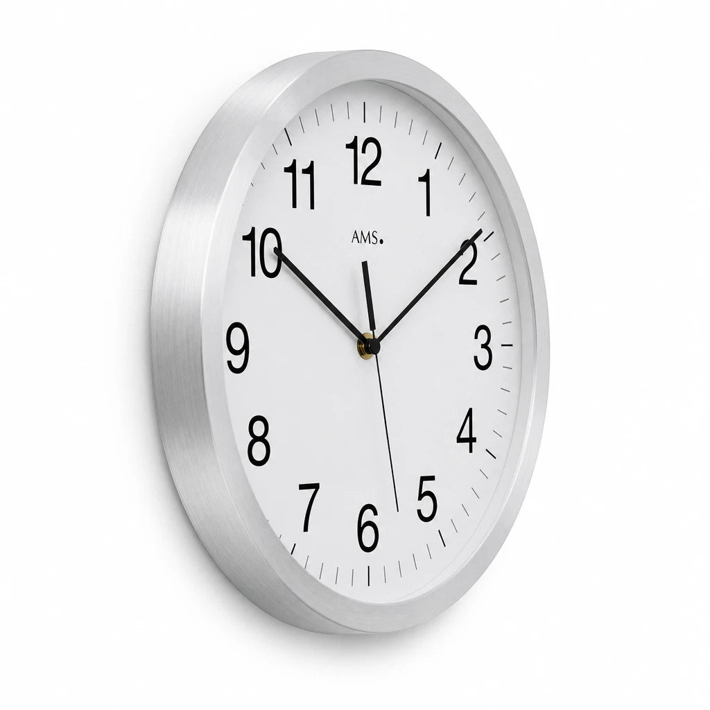 Standuhren.com 🕰️ AMS F5525 Funkwanduhr mit gebürstetem Aluminiumgehäuse, weißem Zifferblatt und Mineralglas.