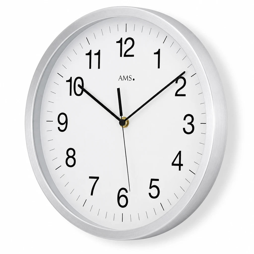 Standuhren.com 🕰️ AMS F5525 Funkwanduhr mit gebürstetem Aluminiumgehäuse, weißem Zifferblatt und Mineralglas.