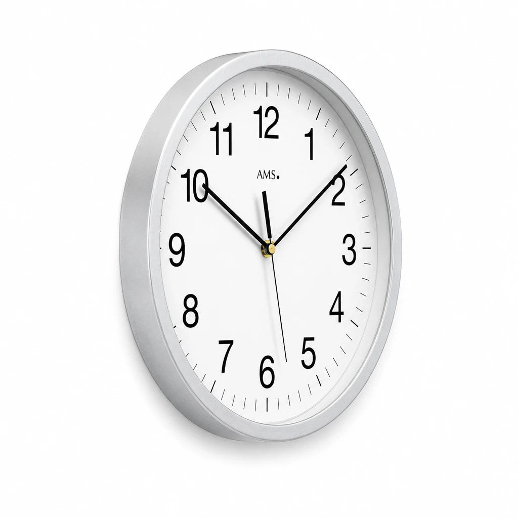 Standuhren.com 🕰️ AMS F5541 Funkwanduhr mit gebürstetem Aluminiumgehäuse, weißem Zifferblatt und Mineralglas.
