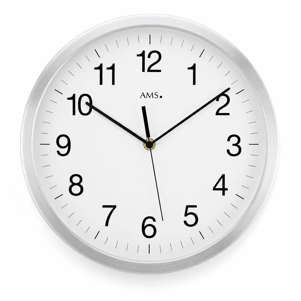 Standuhren.com 🕰️ AMS F5541 Funkwanduhr mit gebürstetem Aluminiumgehäuse, weißem Zifferblatt und Mineralglas.