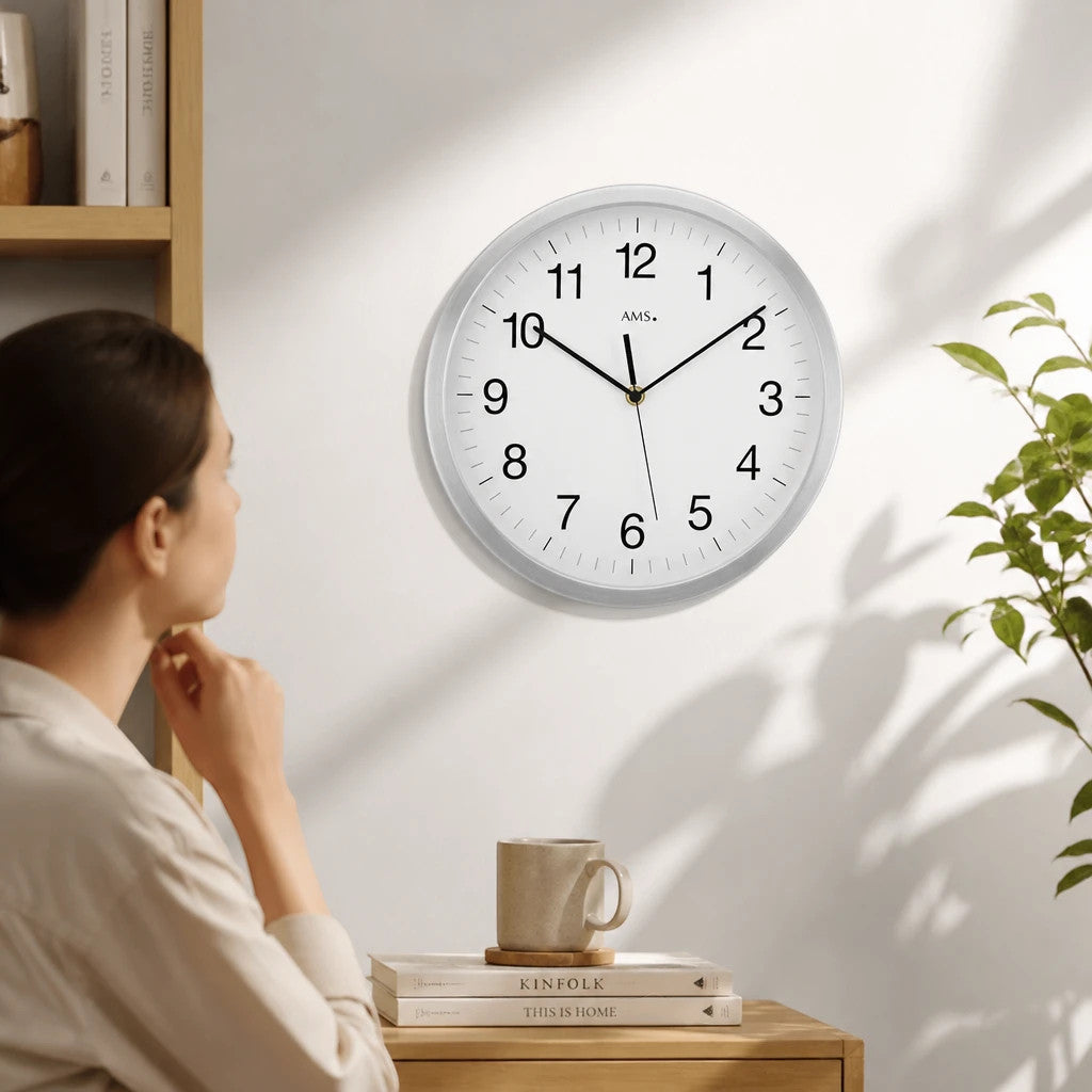 Standuhren.com 🕰️ AMS F5541 Funkwanduhr mit gebürstetem Aluminiumgehäuse und Mineralglas in modernem Wohnambiente